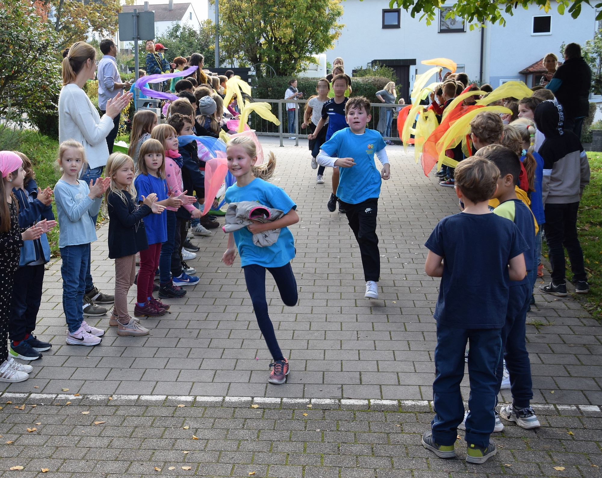 Kinder beim Zieleinlauf durch das Spalier